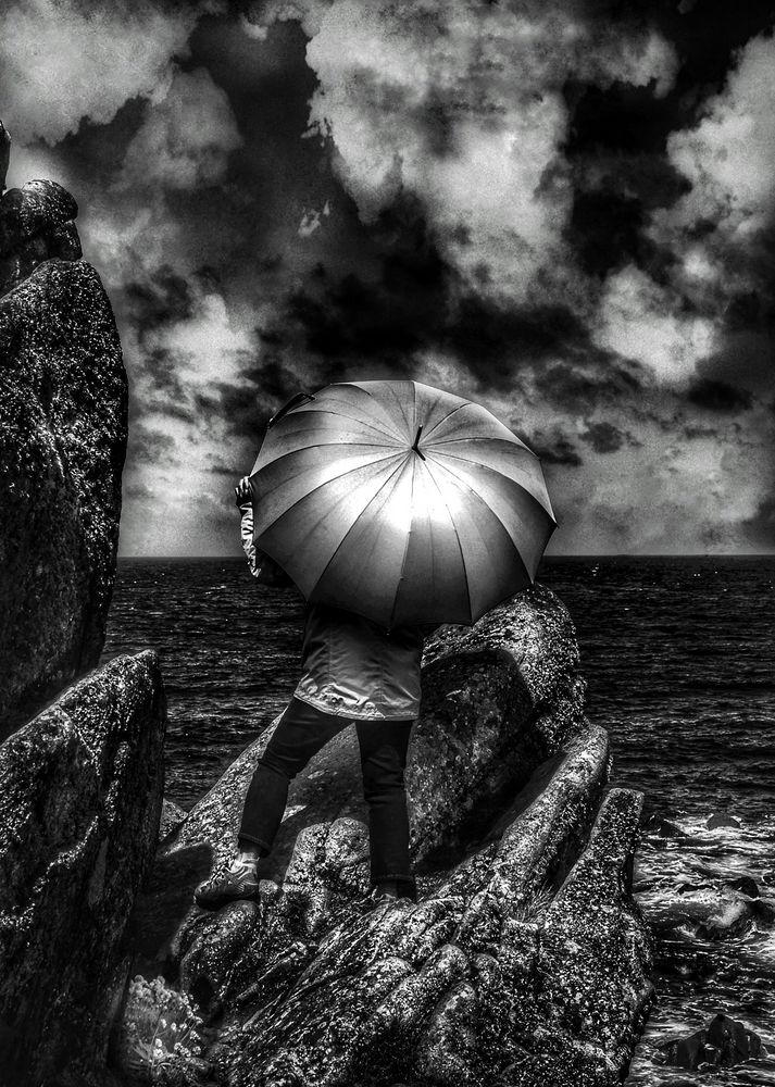 Die Frau mit dem Regenschirm erreicht den wilden Pointe de Primel (64)