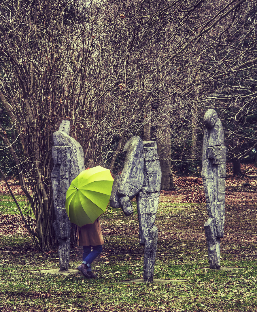 Die Frau mit dem Regenschirm, erreicht die stummen Wächter (38)