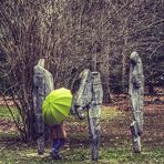 Die Frau mit dem Regenschirm, erreicht die stummen Wächter (38)