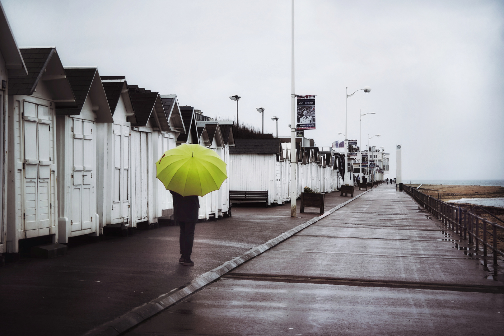 Die Frau mit dem Regenschirm erreicht Luc sur Mer noch gerade rechtzeitig. (58)