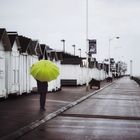 Die Frau mit dem Regenschirm erreicht Luc sur Mer noch gerade rechtzeitig. (58)