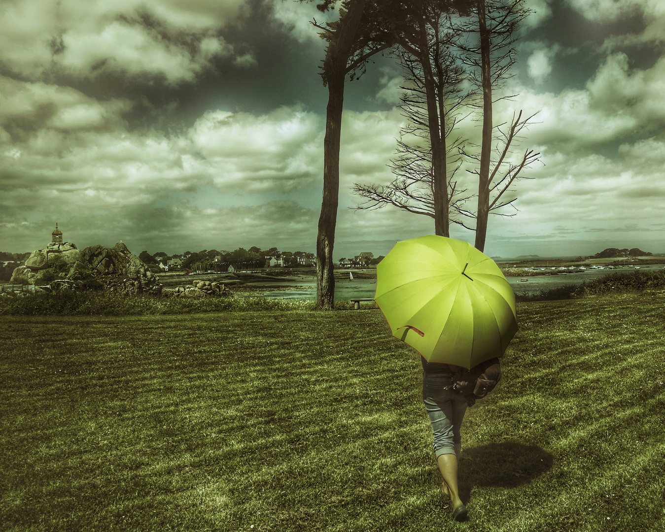 Die Frau mit dem Regenschirm erreicht Port Blanc (90)