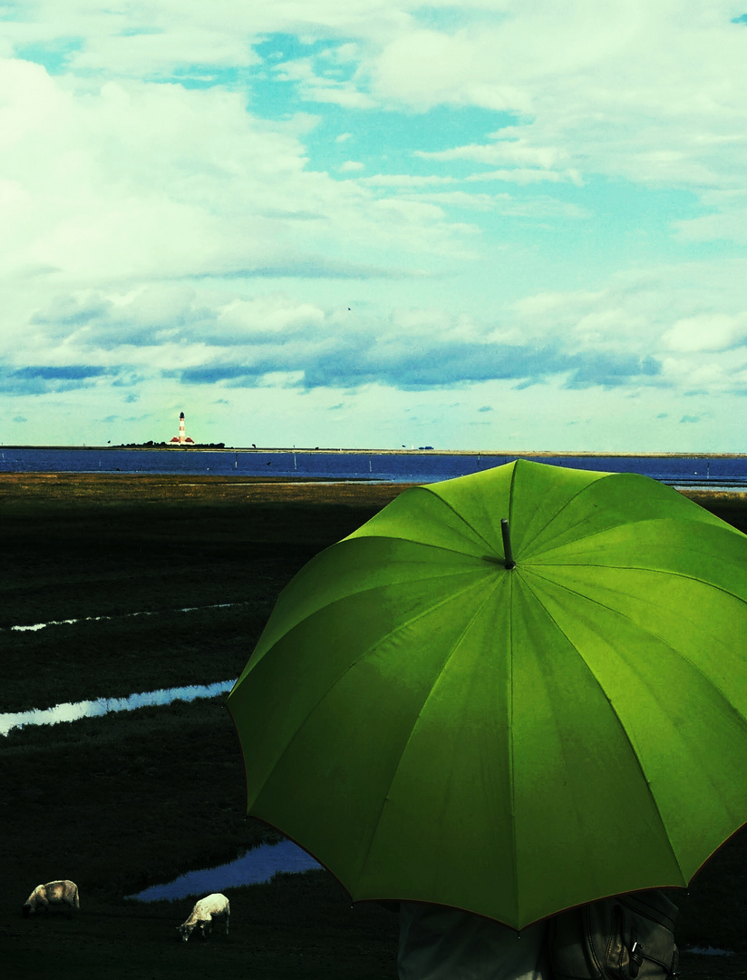 Die Frau mit dem Regenschirm erreicht Westerhever (91)