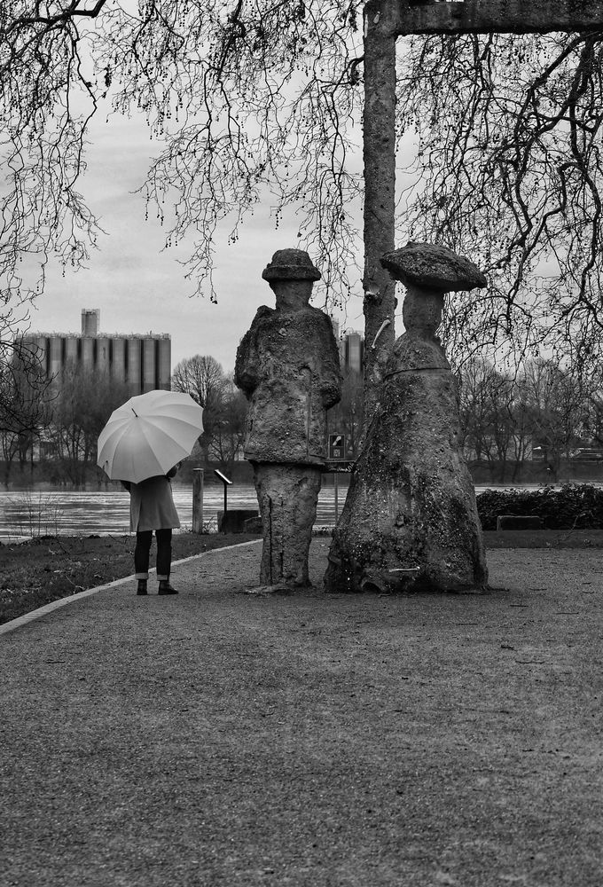 Die Frau mit dem Regenschirm findet Anschluss (33)