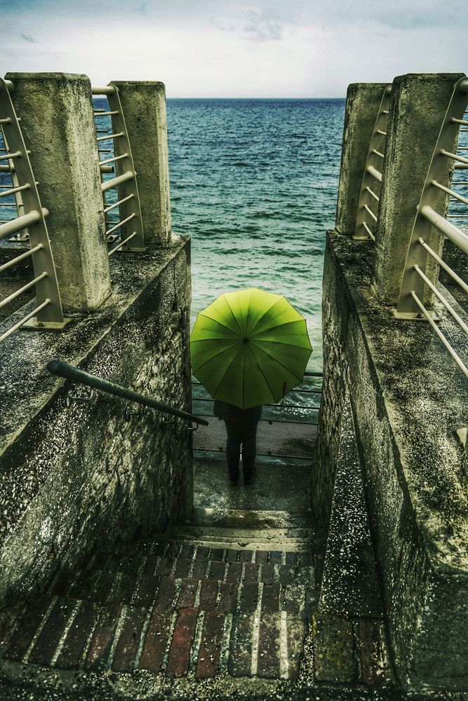 Die Frau mit dem Regenschirm findet eine Treppe zum Meer (60)