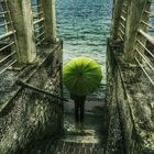 Die Frau mit dem Regenschirm findet eine Treppe zum Meer (60)