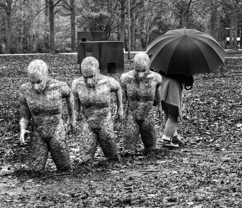 Die Frau mit dem Regenschirm; geht Ihren eigenen Weg (31)