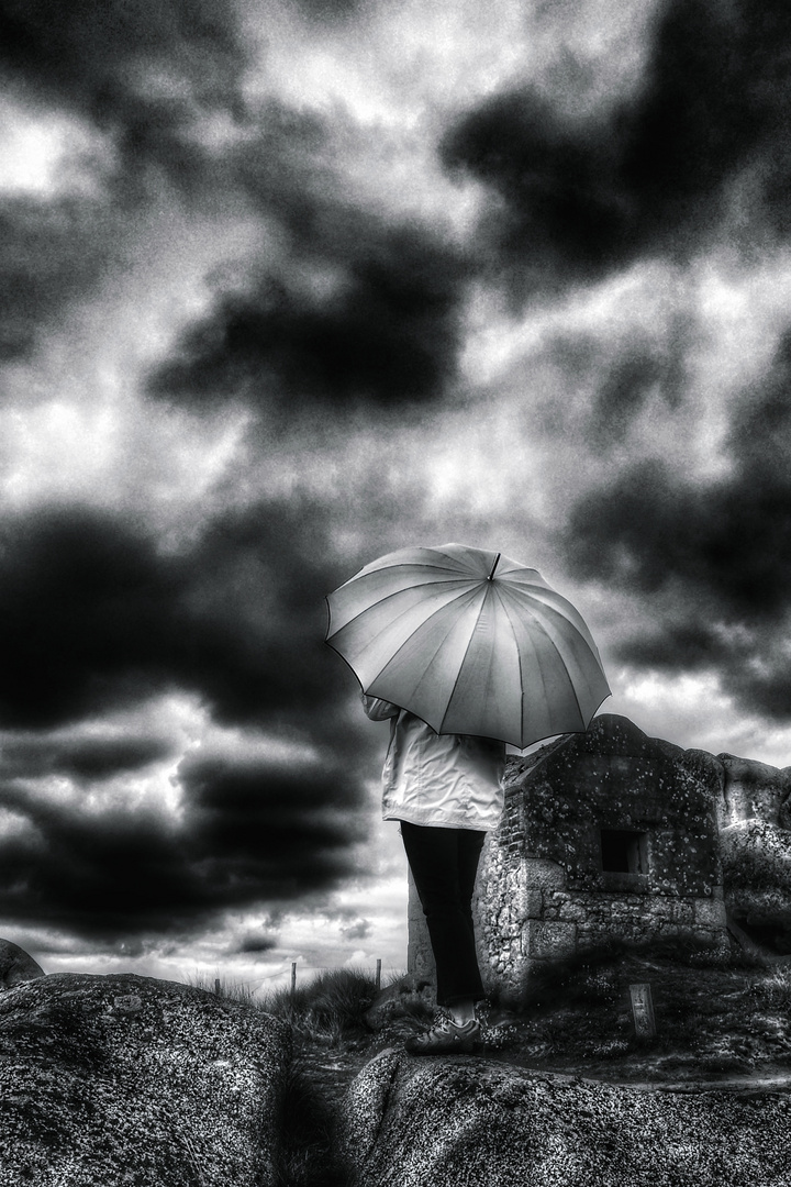 Die Frau mit dem Regenschirm hat ein Rendezvous mit den Wolken (93)