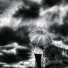 Die Frau mit dem Regenschirm hat ein Rendezvous mit den Wolken (93)