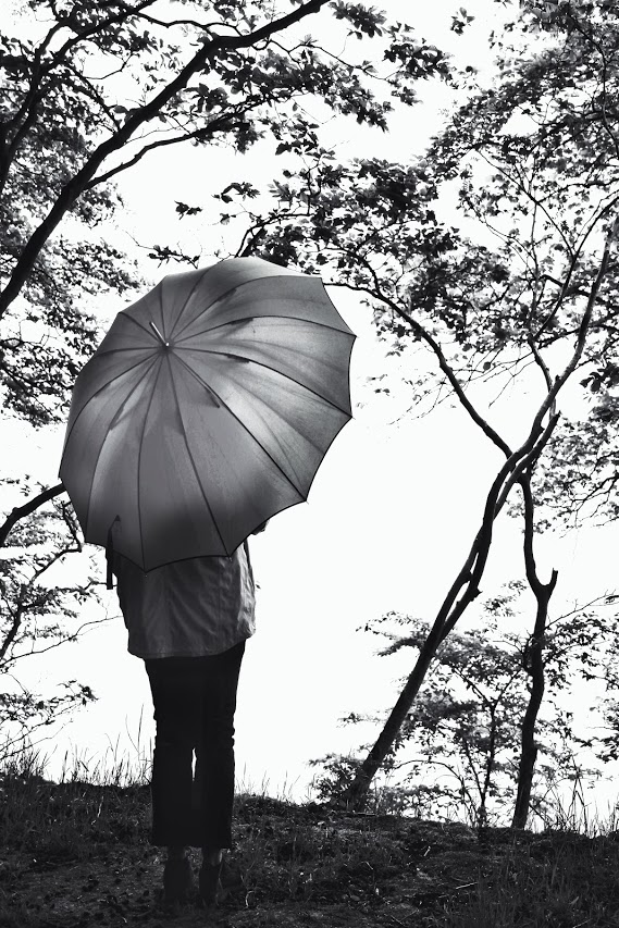 Die Frau mit dem Regenschirm lauscht der -STILLE  (89)