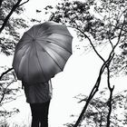 Die Frau mit dem Regenschirm lauscht der -STILLE  (89)
