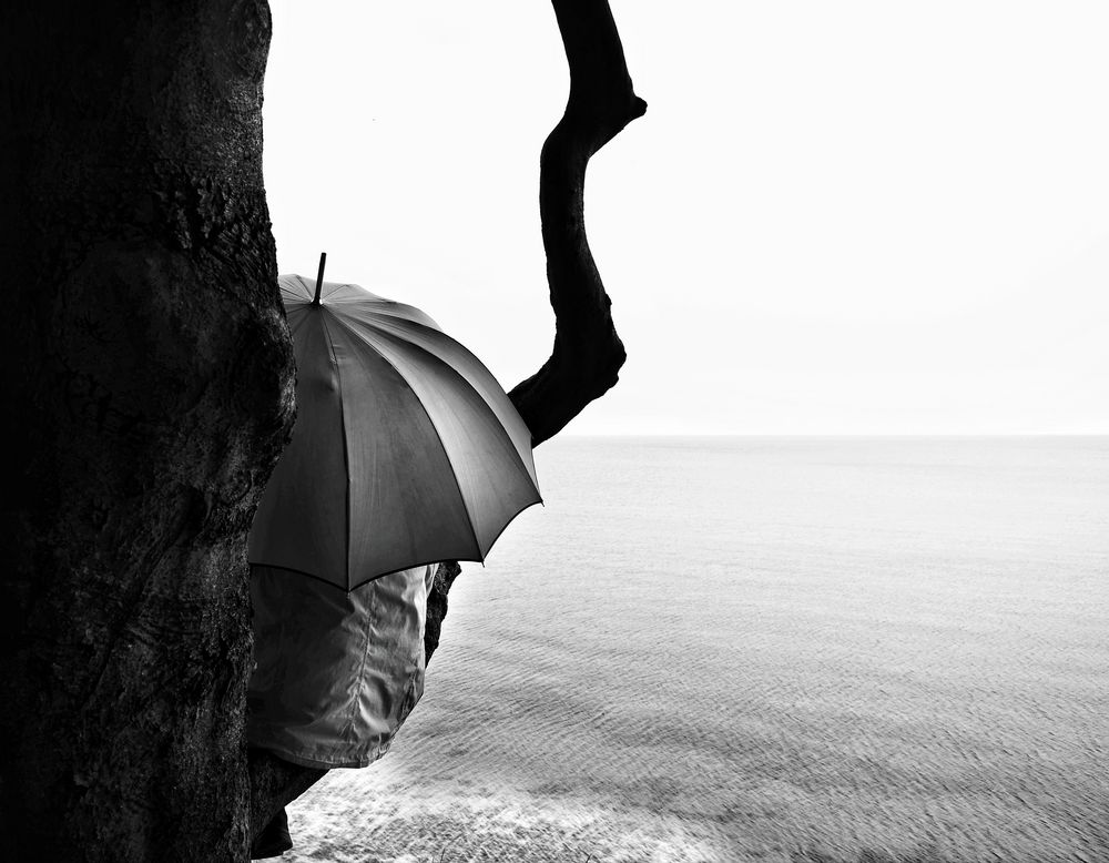 Die Frau mit dem Regenschirm macht eine kurze Rast! (85)