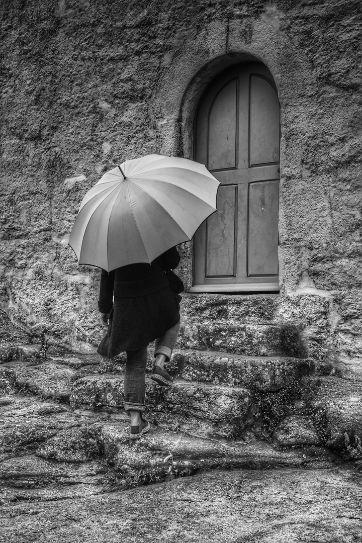 Die Frau mit dem Regenschirm; öffnet die Tür zur Weiterreise (29)