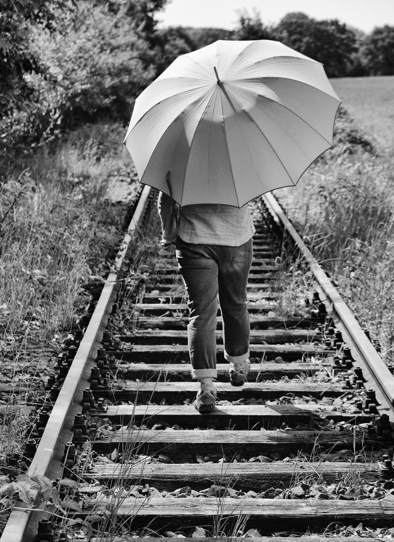 Die Frau mit dem Regenschirm reist zunächst auf der Schiene weiter (46)