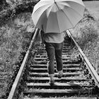Die Frau mit dem Regenschirm reist zunächst auf der Schiene weiter (46)