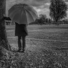 Die Frau mit dem Regenschirm; schaut beim Fussball zu. (27)