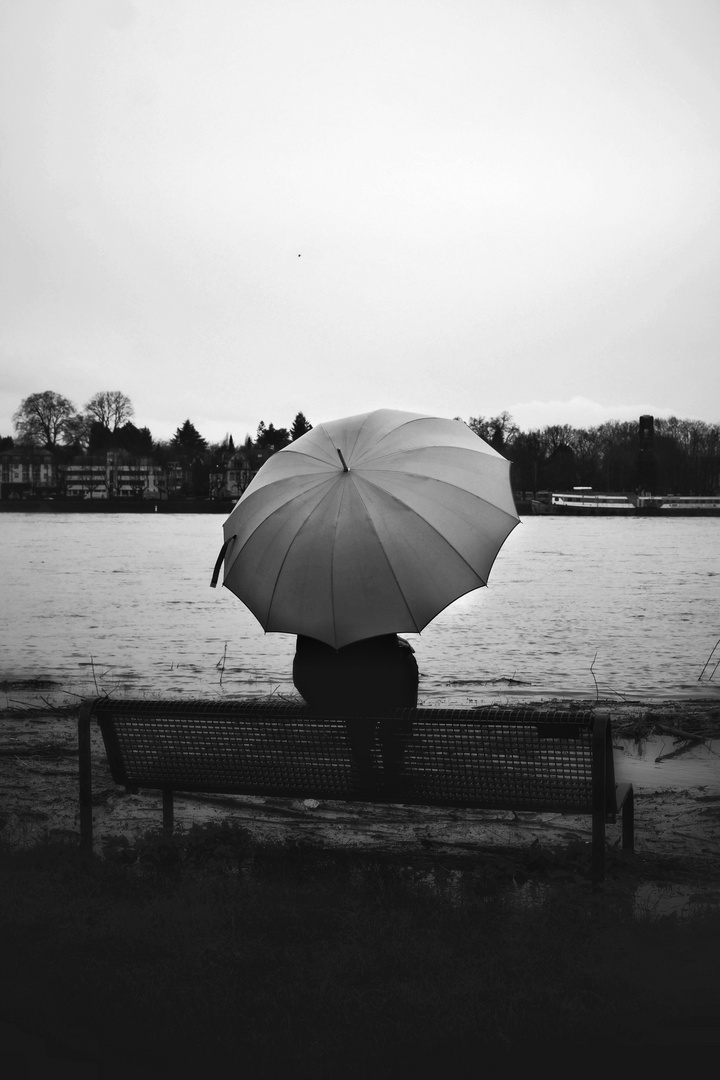 Die Frau mit dem Regenschirm; sitzen und warten! (105)