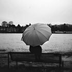 Die Frau mit dem Regenschirm; sitzen und warten! (105)
