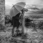 Die Frau mit dem Regenschirm, sucht einen Weg zu Ihrer Erinnerung!