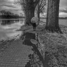 Die Frau mit dem Regenschirm und das Wasser das einem auch mal bis zum Hals stehen kann. (80)