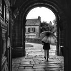 Die Frau mit dem Regenschirm verlässt die Eglise Saint-Miliau (70)