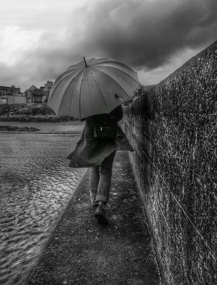 Die Frau mit dem Regenschirm; verlässt einen sicheren Wall. (20)