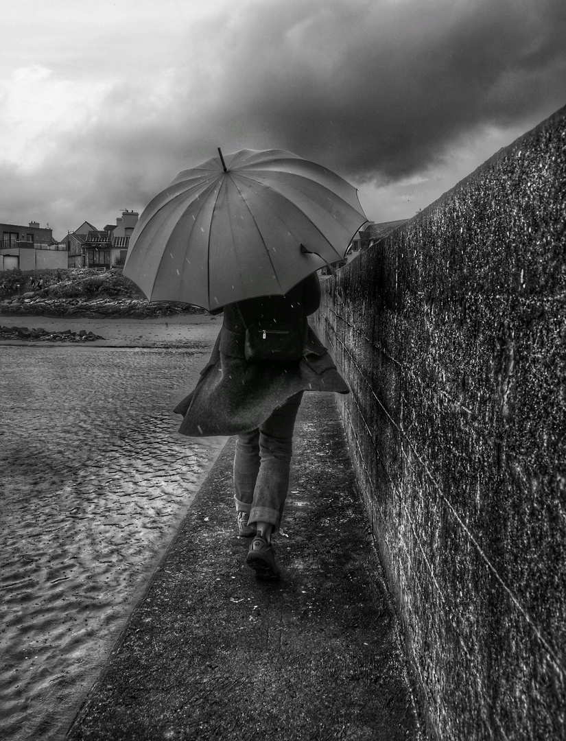 Die Frau Mit Dem Regenschirm Verlasst Einen Sicheren Wall Foto Bild Art Bw France Bilder Auf Fotocommunity