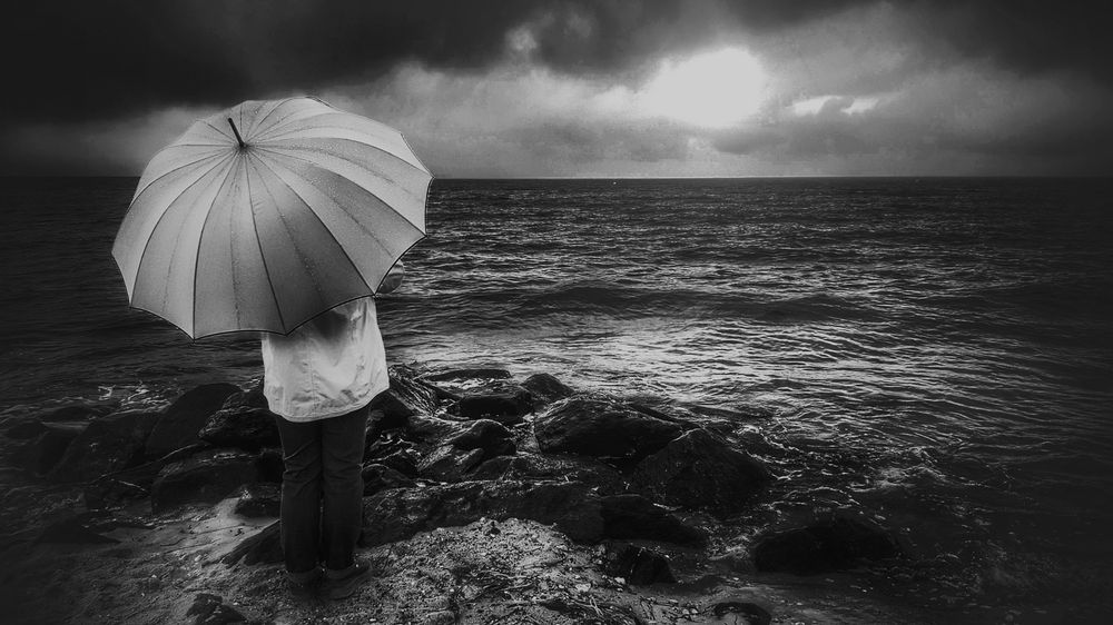 Die Frau mit dem Regenschirm verspürt Sehnsucht nach dem Meer  (51)