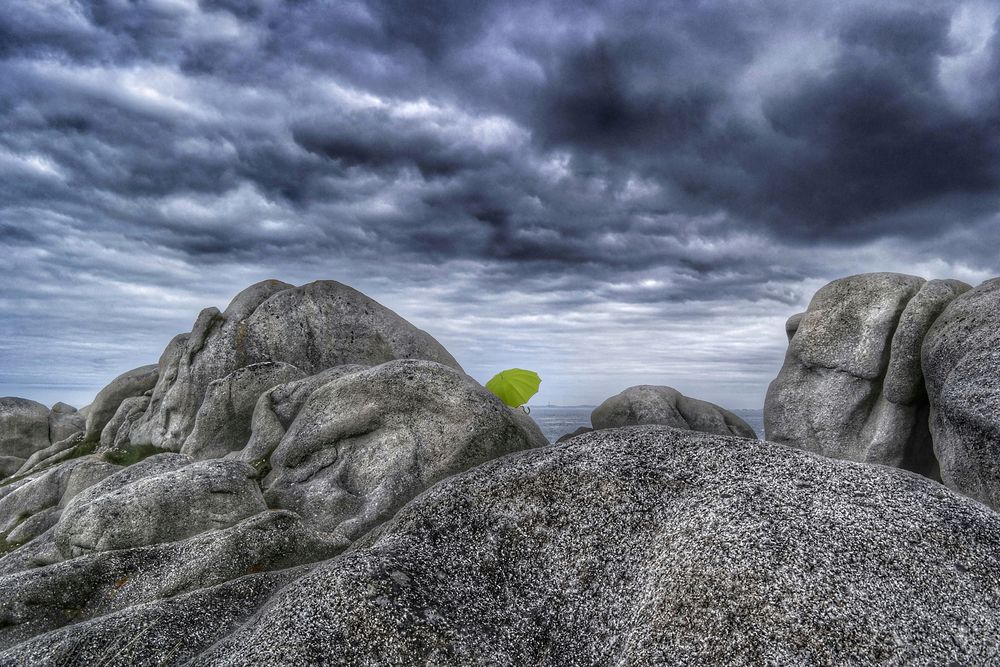 Die Frau mit dem Regenschirm wagt einen Blick zur Insel Batz (65)