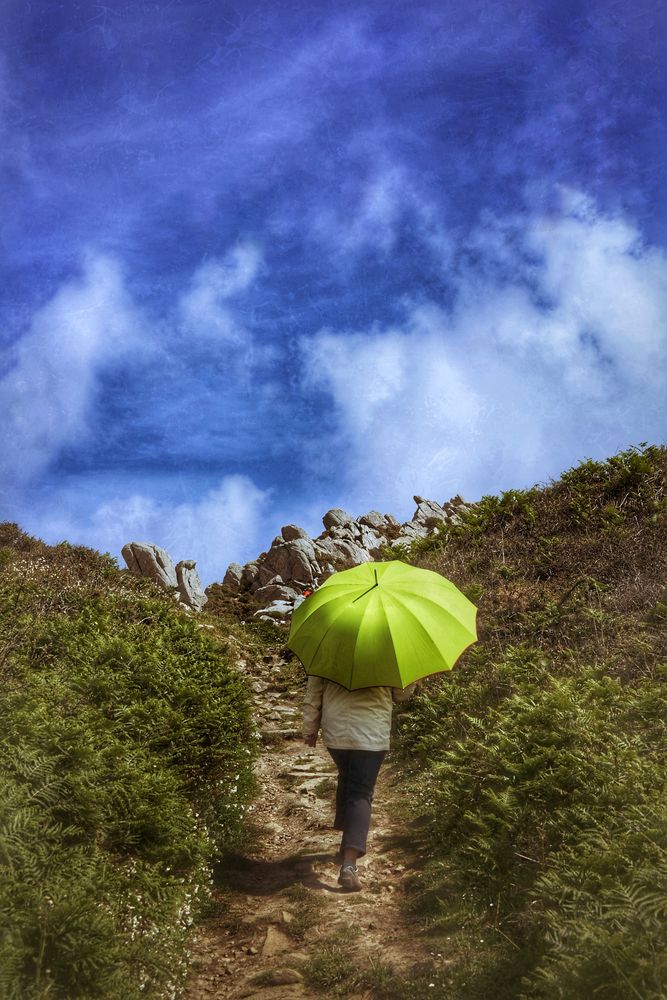 Die Frau mit dem Regenschirm wandert weiter auf dem GR34 (68)