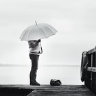 Die Frau mit dem Regenschirm wartet auf den Fährmann (45)