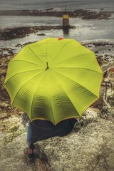 Die Frau mit dem Regenschirm wartet auf die Fähre zur Île de Batz (52)