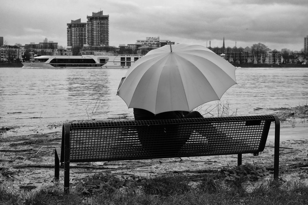 Die Frau mit dem Regenschirm wartet auf ein Schiff das nie bei ihr anlegt. (35)