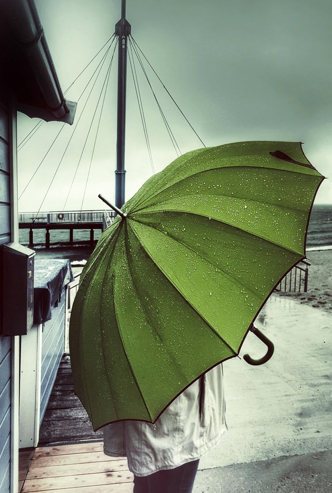 Die Frau mit dem Regenschirm wartet den Regen ab.(49)