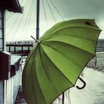 Die Frau mit dem Regenschirm wartet den Regen ab.(49)