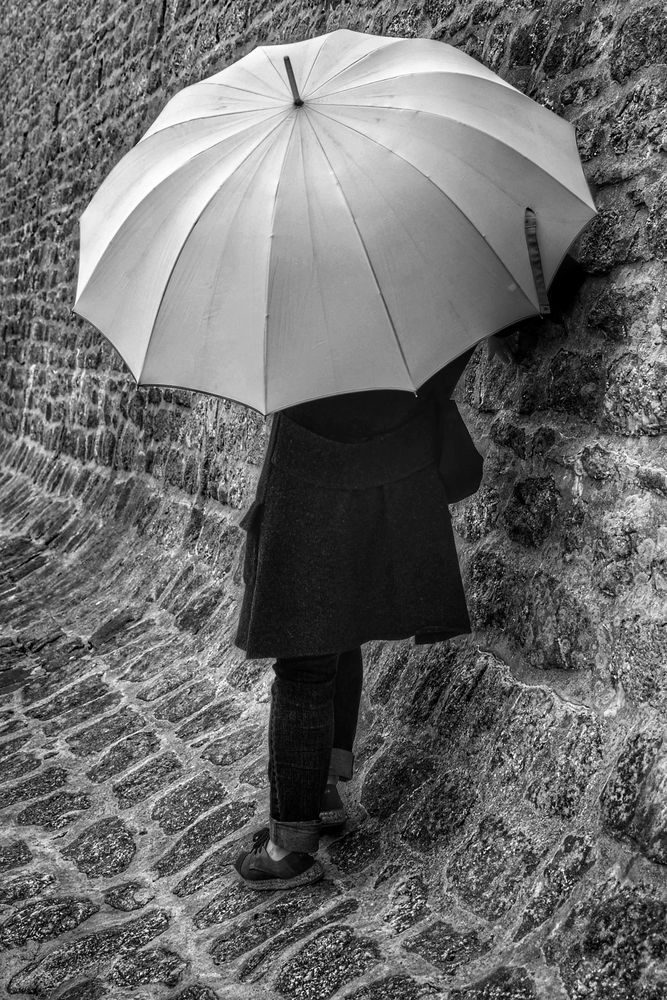 Die Frau mit dem Regenschirm.......ruht sich aus. (76)