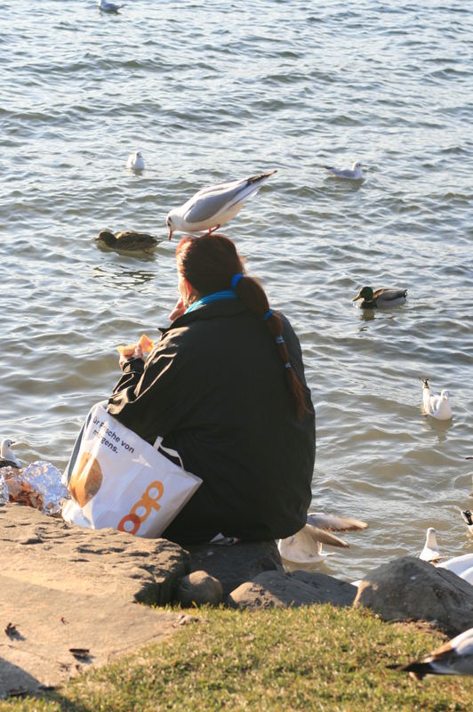 Die Frau mit dem Vogel