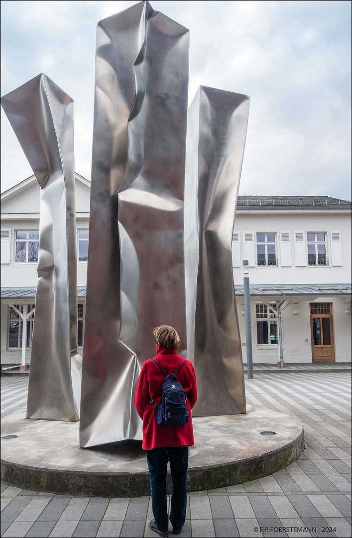 Die Frau mit der roten Jacke: Ratlos