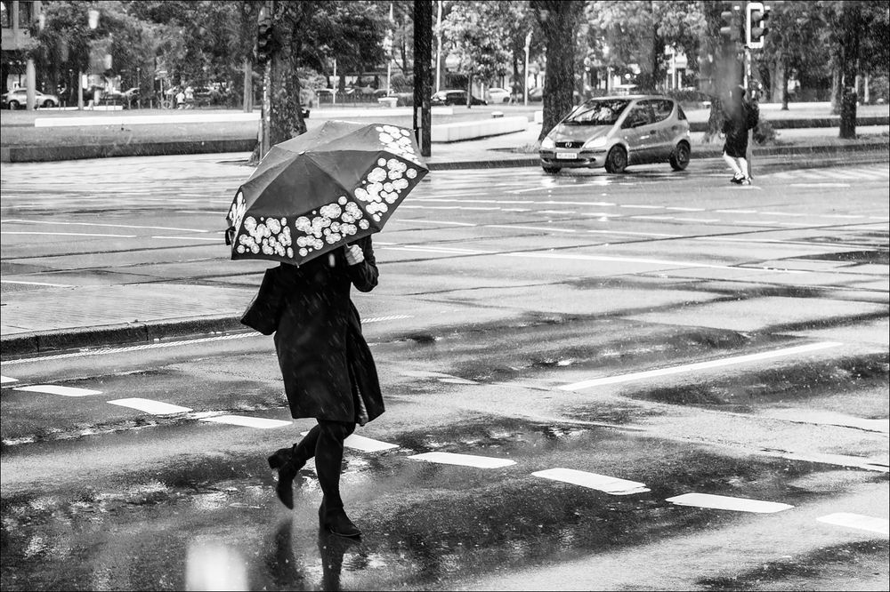 Die Frau mit Schirm