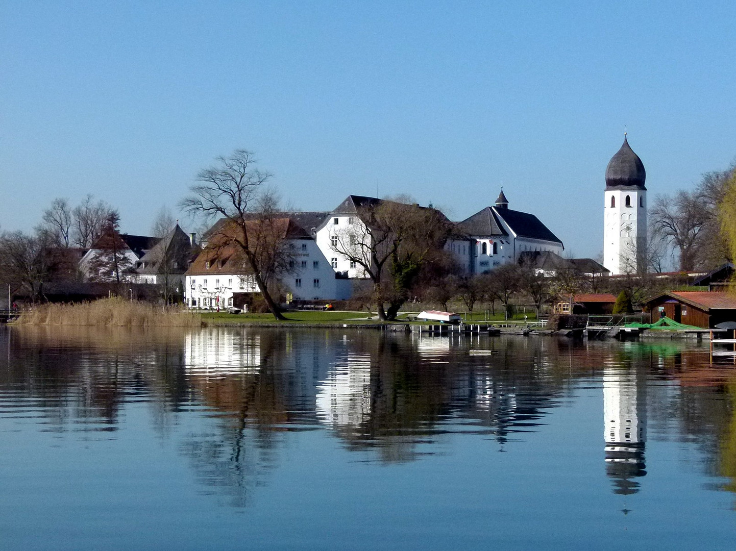 Die Fraueninsel im Chiemsee mit dem Benediktinerinnenkloster und dem frei stehenden Glockenturm