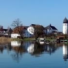 Die Fraueninsel im Chiemsee mit dem Benediktinerinnenkloster und dem frei stehenden Glockenturm