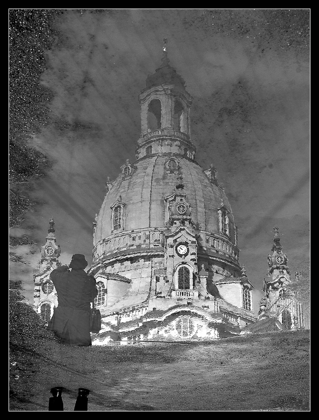 Die Frauenkirche, die Wasserpfütze und der Fotograf -r-