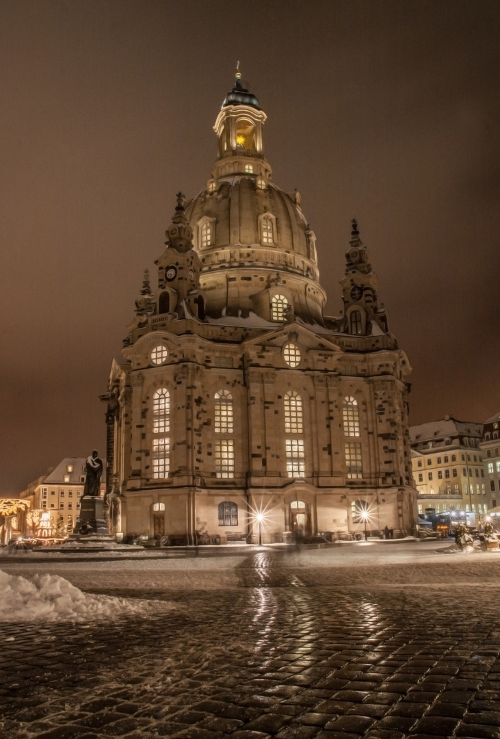 Die Frauenkirche in Dresden bei Nacht und Schnee