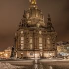 Die Frauenkirche in Dresden bei Nacht und Schnee