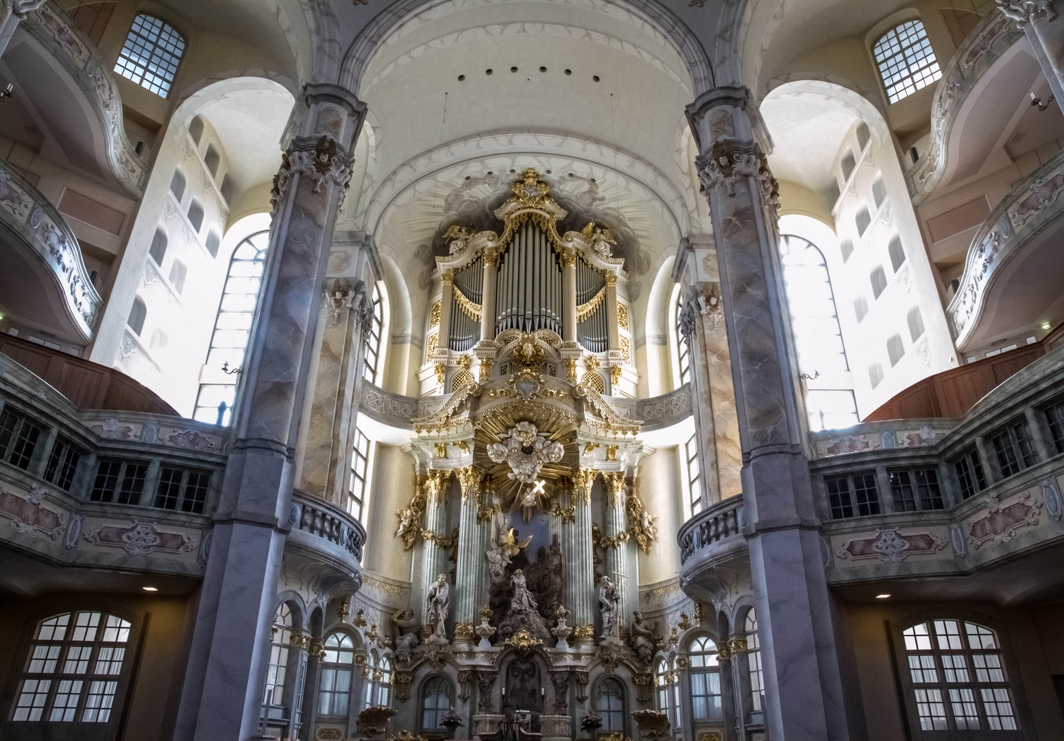 Die Frauenkirche und der Altar