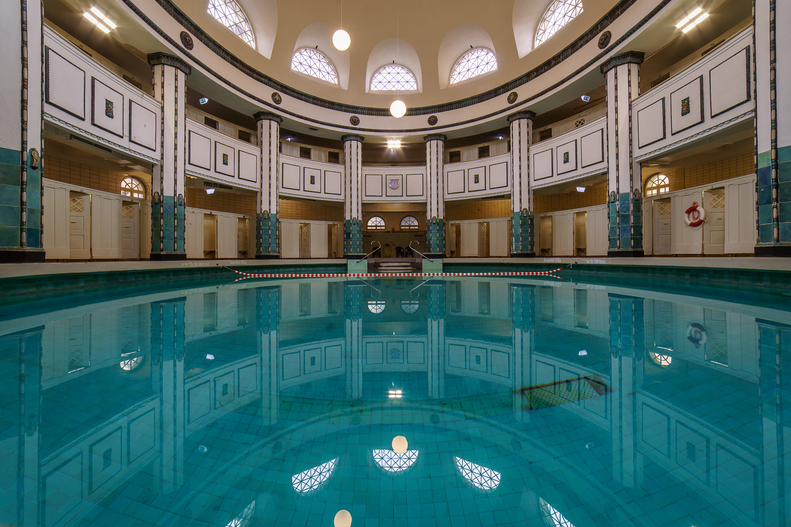 Die Frauenschwimmhalle im Stadtbad Halle/Saale