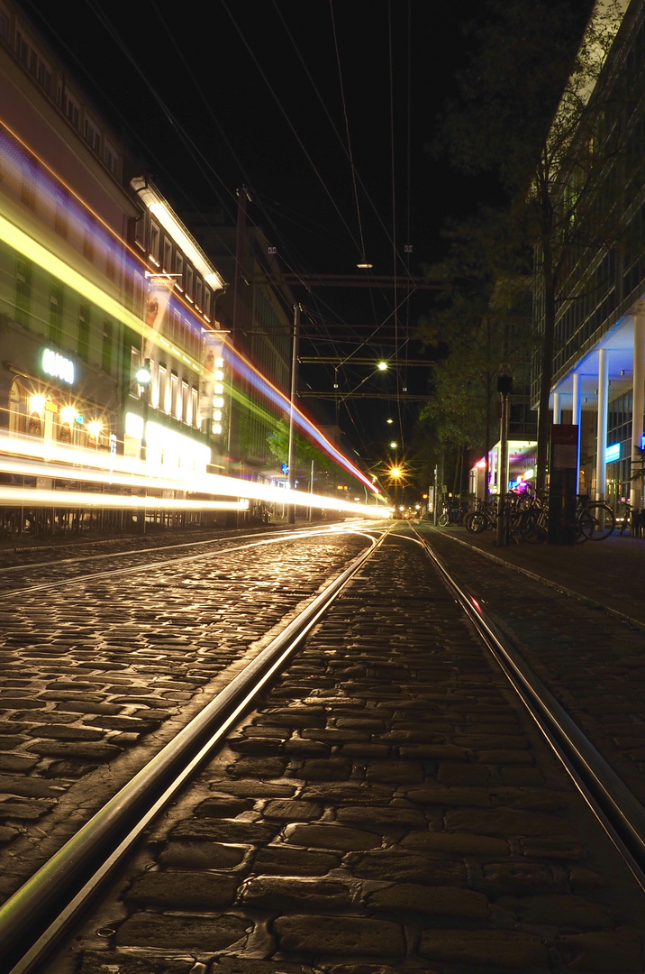 Die Freiburger Straßenbahn bei Nacht.