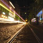 Die Freiburger Straßenbahn bei Nacht.