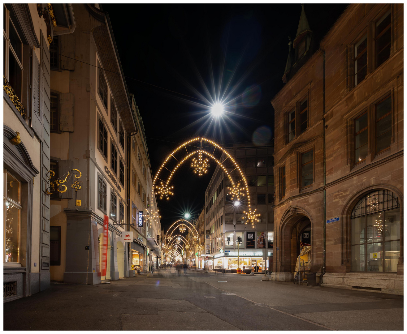 Die Freienstrasse im Weihnachtslicht