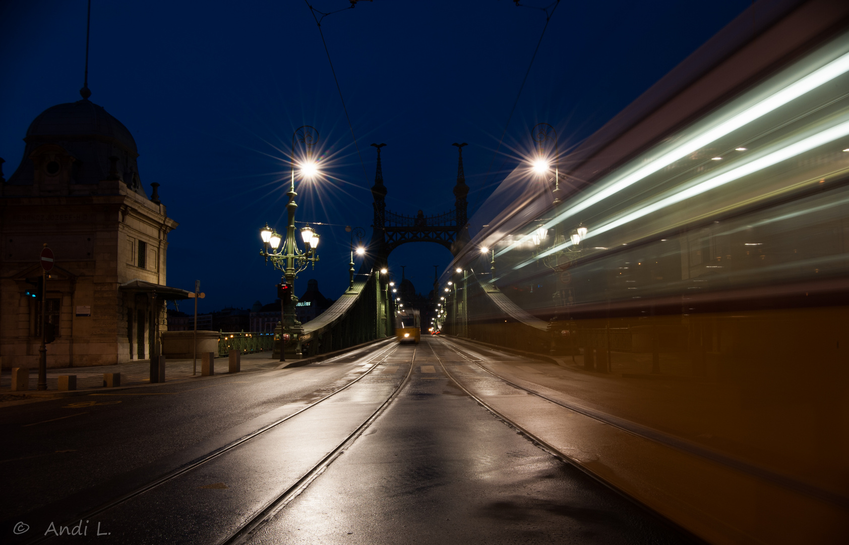 Die Freiheitsbrücke mit Tram......